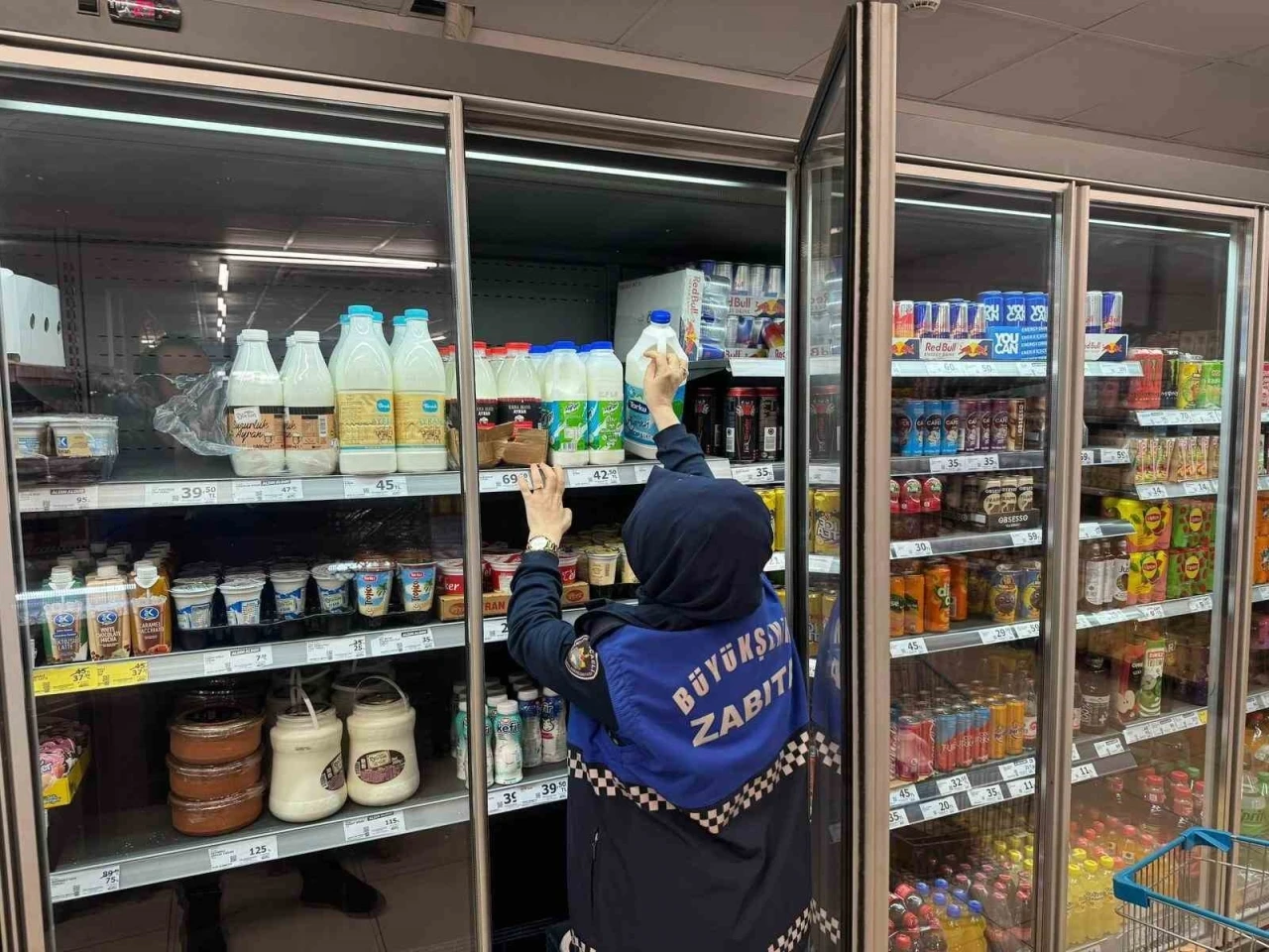 Raflarda bulunan tarihi ge&ccedil;miş &uuml;r&uuml;nler imha edildi
