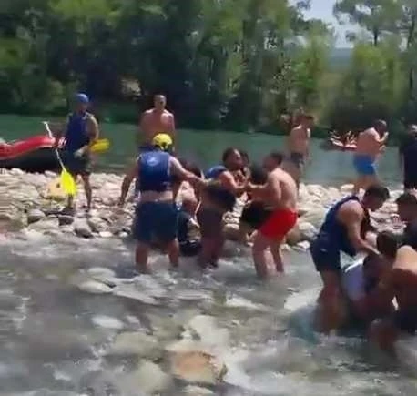 Rafting merkezinde can yeleği giyme tartışması kürekli kavgaya dönüştü
