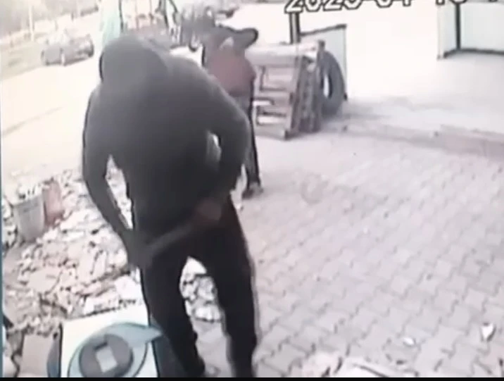 Rahat tavırlarla hırsızlık kamerada

