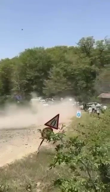 Ralli yarışında korku dolu anlar: Yarış aracı seyircilerin bulunduğıu bölgeye savruldu
