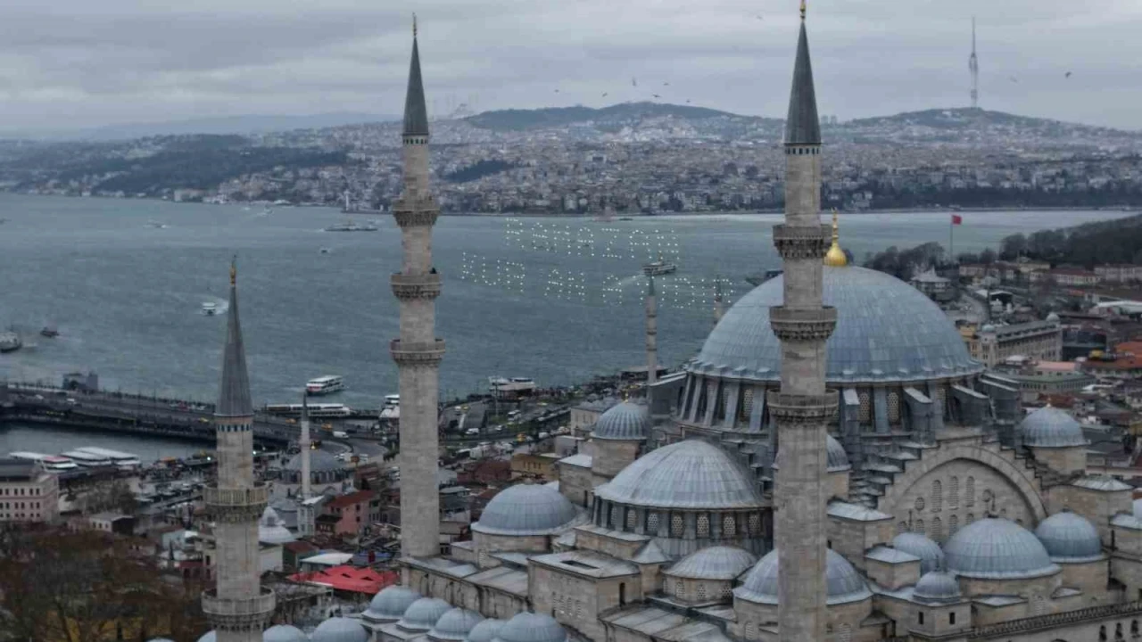 Ramazan-ı Şerif&rsquo;in m&uuml;jdecisi mahyalar İstanbul&rsquo;u s&uuml;slemeye başladı
