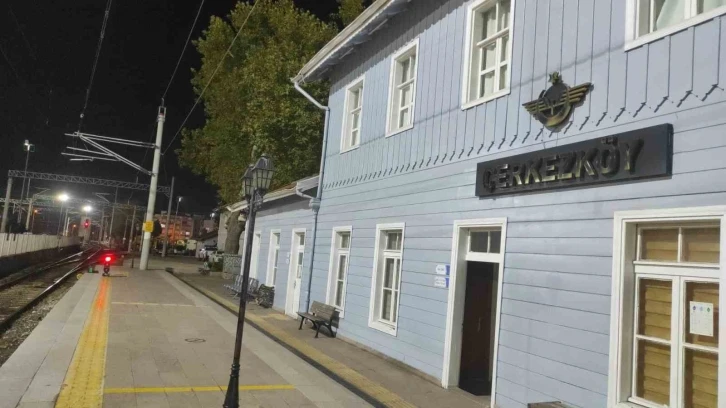 Raylara d&uuml;şen talihsiz adam feci şekilde can verdi
