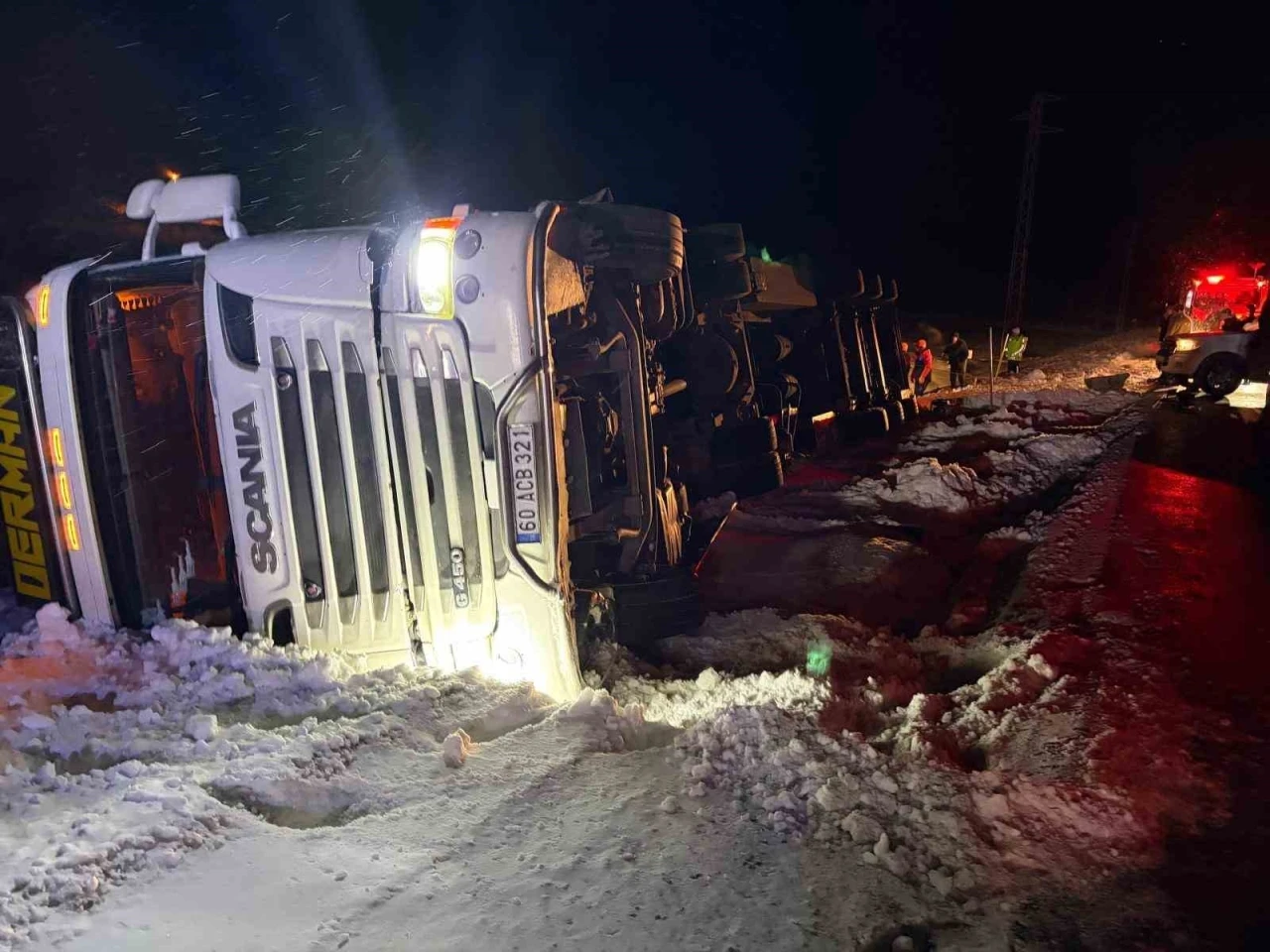 Refahiye&rsquo;de hayvan y&uuml;kl&uuml; tır kazası: 45 b&uuml;y&uuml;kbaş kurtarıldı
