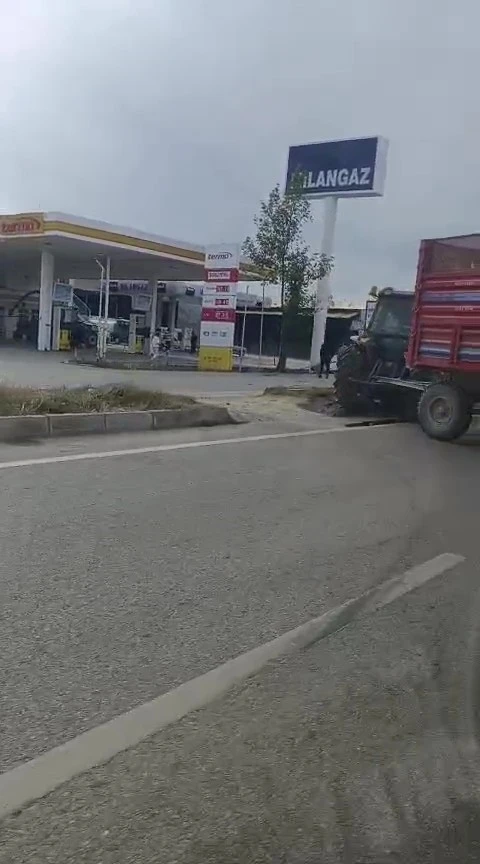 Refüjden yolun karşısına geçmek isteyen traktöre otomobil çarptı
