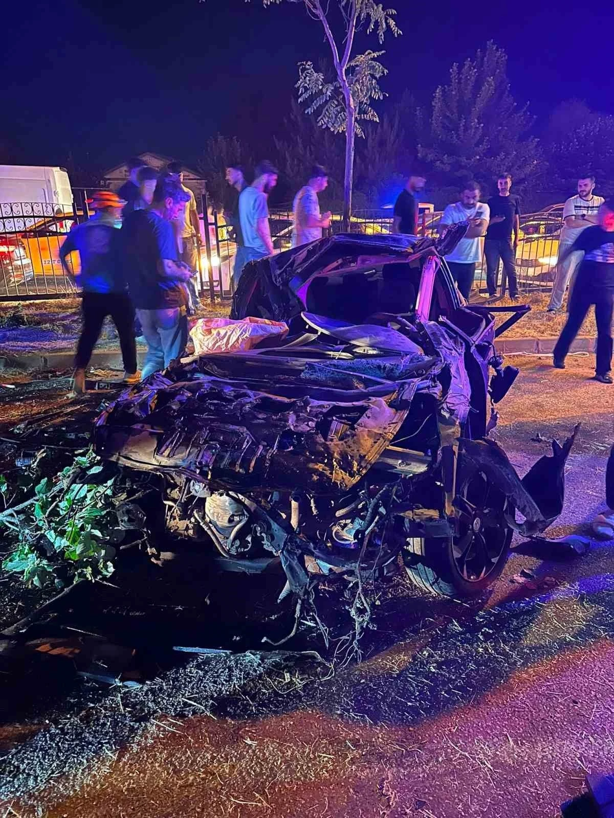 Ref&uuml;je &ccedil;arpan otomobil hurdaya d&ouml;nd&uuml;: 2 yaralı
