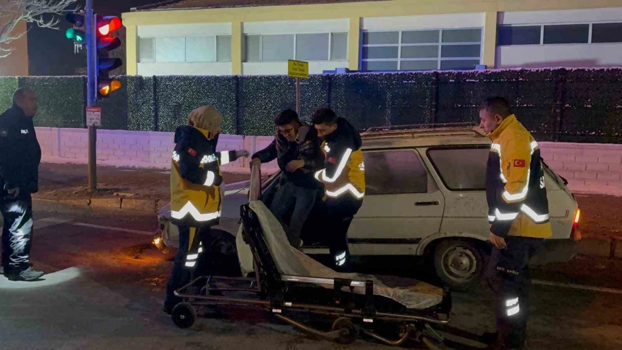 Ref&uuml;je &ccedil;arpan otomobilde s&uuml;r&uuml;c&uuml; yaralandı
