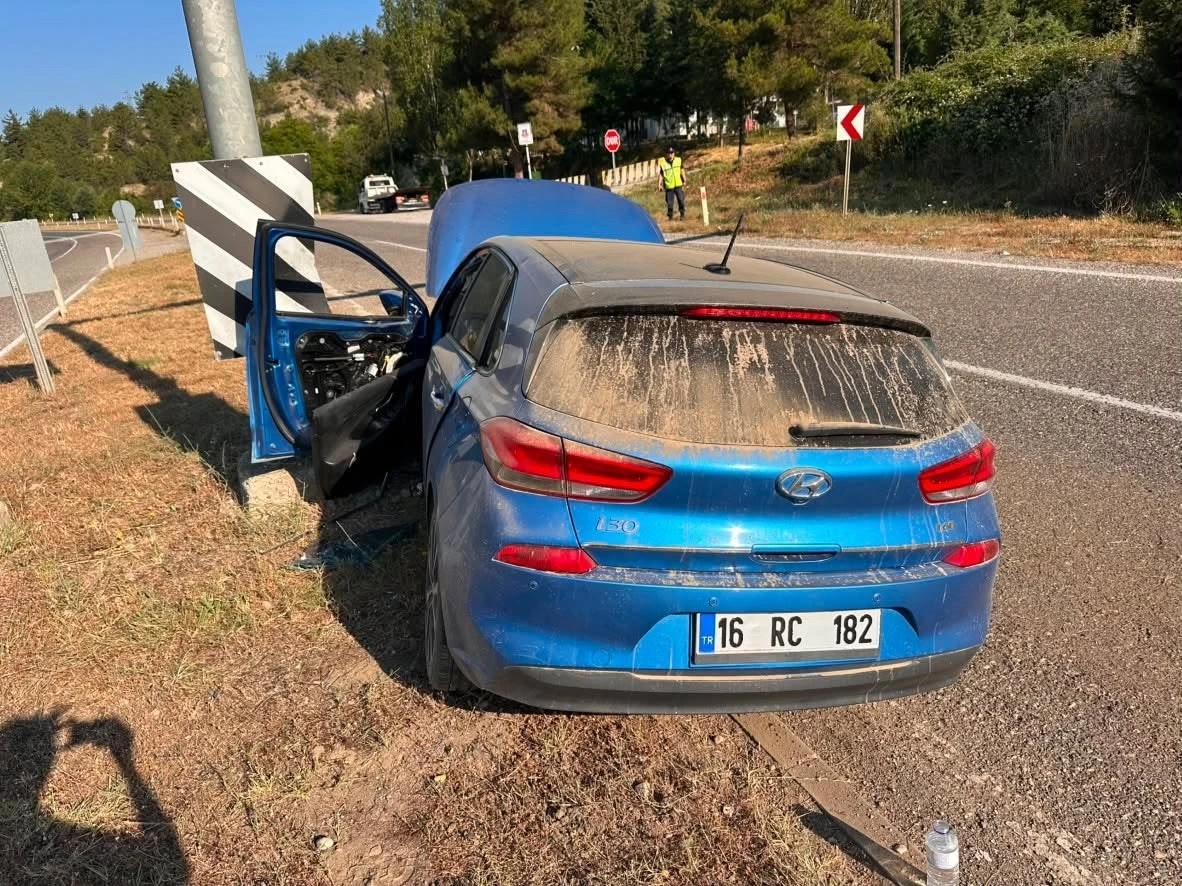 Ref&uuml;je &ccedil;arpan otomobildeki 2&rsquo;si &ccedil;ocuk 4 kişi yaralandı
