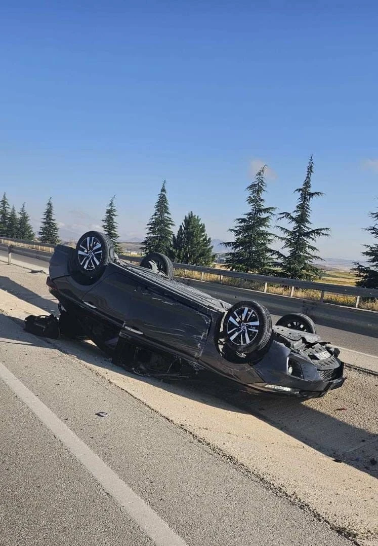 Ref&uuml;je devrilen otomobilde beşi &ccedil;ocuk 8 kişi yaralandı
