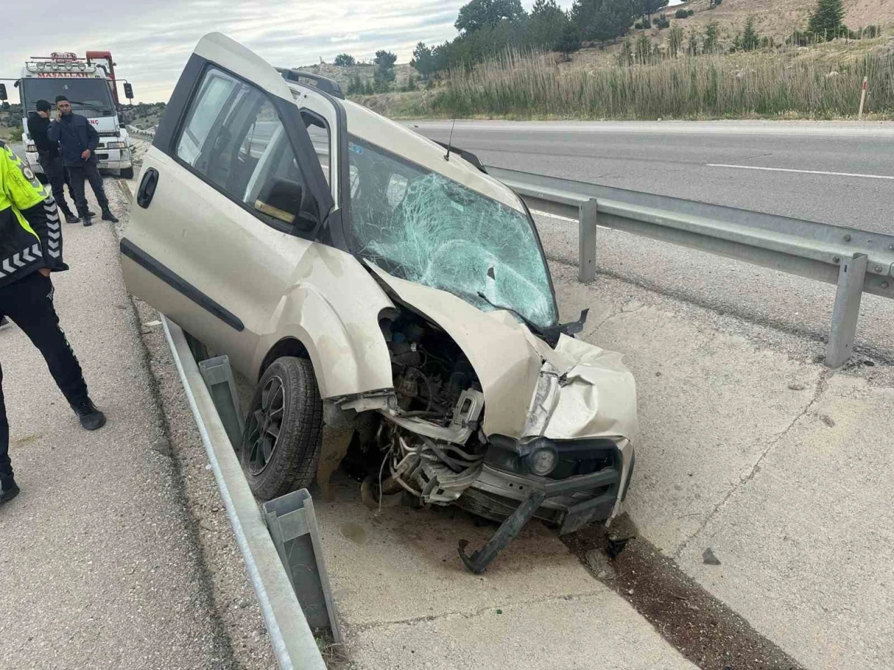 Refüje giren hafif ticari araçta 3 kişi yaralandı