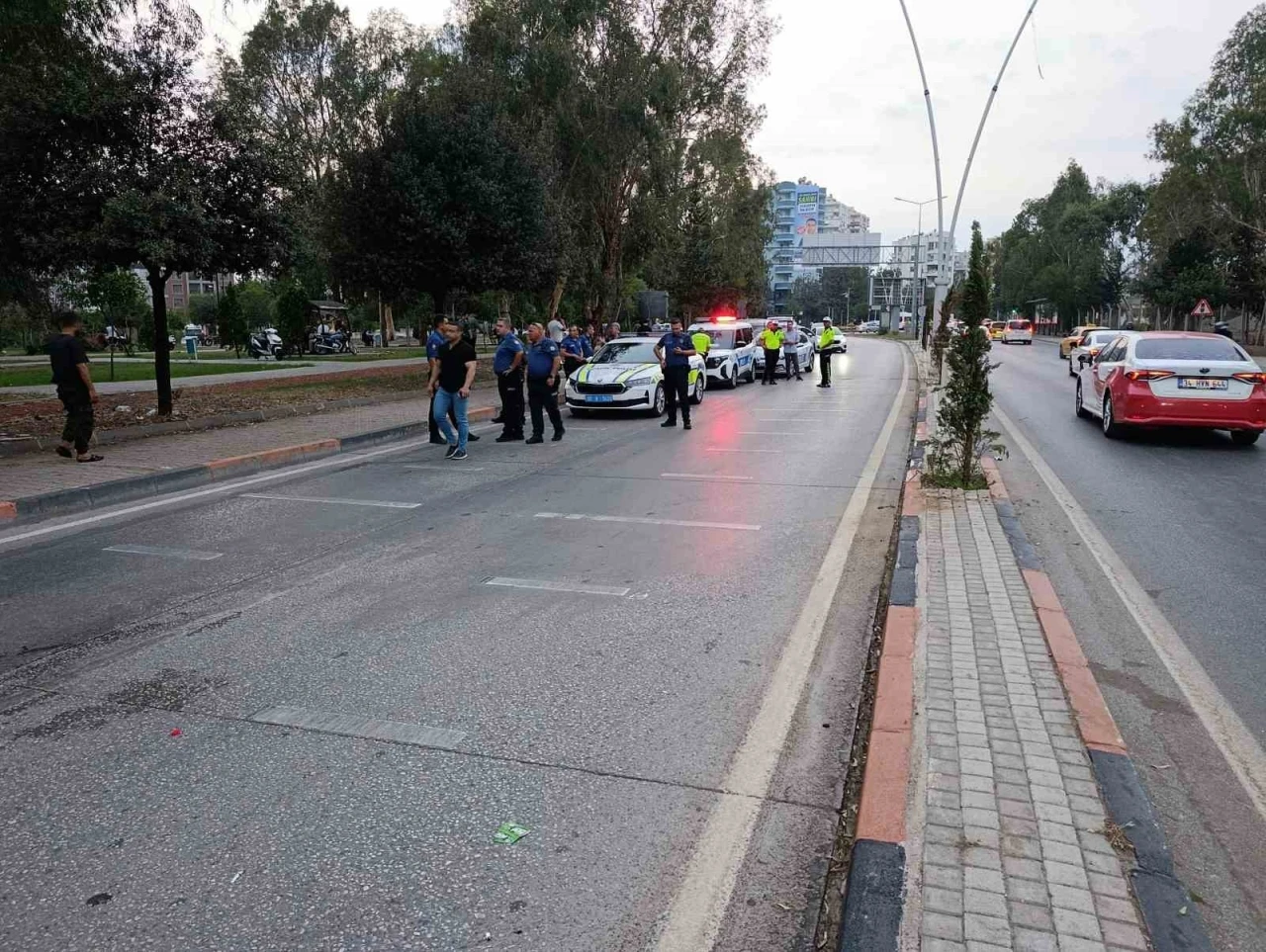 Refüje ve direğe çarpan motosikletli hayatını kaybetti
