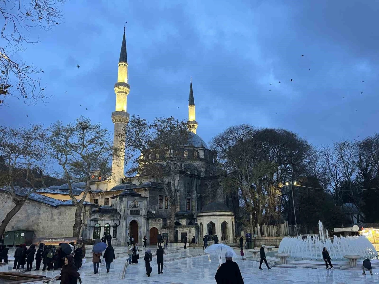 Regaip Kandili&rsquo;nde vatandaşlar Ey&uuml;psultan Camii&rsquo;ne akın etti
