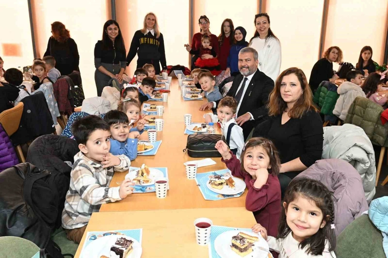 Rekt&ouml;r Adıg&uuml;zel, Kreş ve G&uuml;nd&uuml;z Bakımevi&rsquo;nin &rsquo;Bir Yaş Daha B&uuml;y&uuml;yorum&rsquo; etkinliğine katıldı
