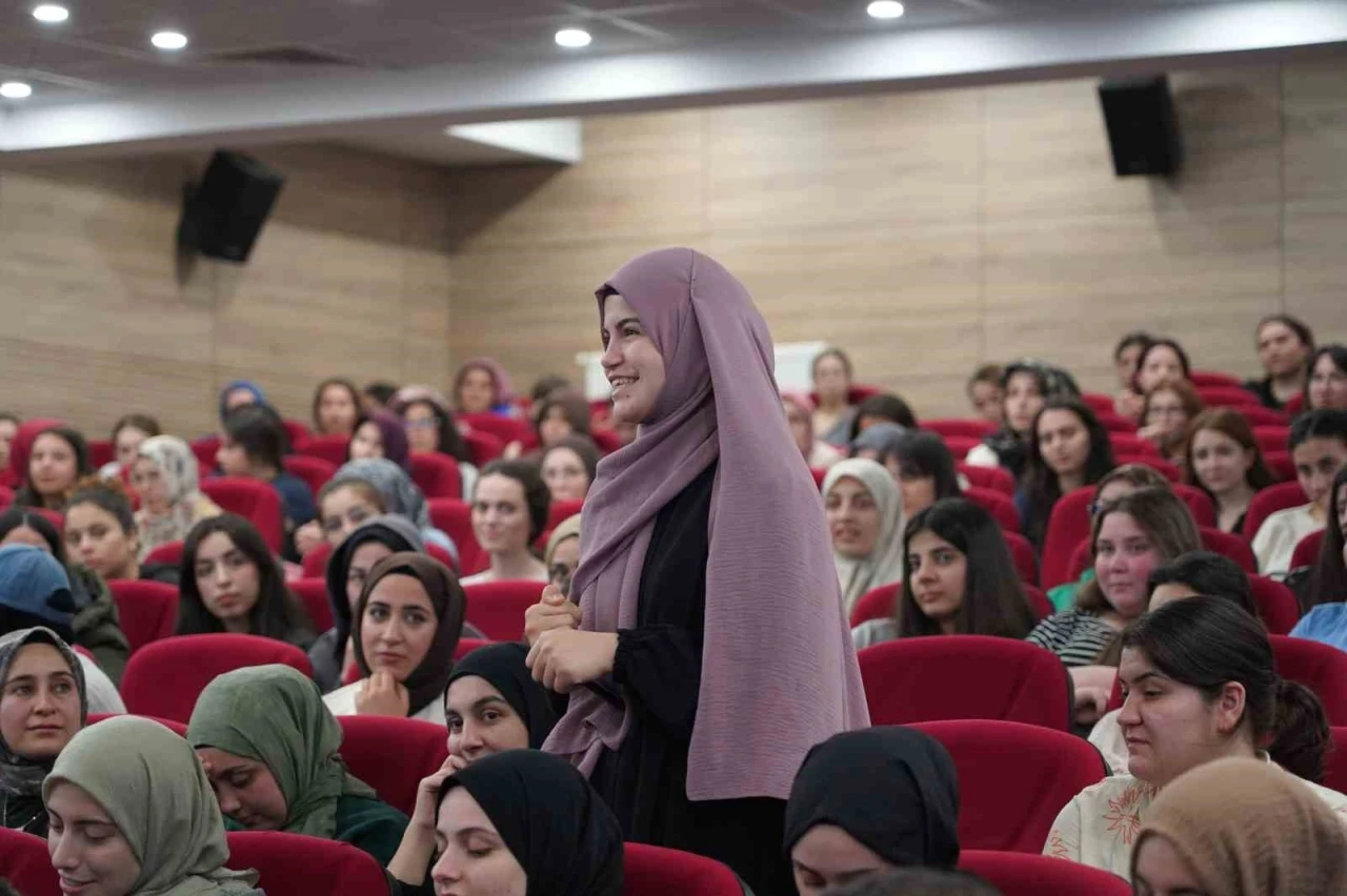 Rektör Akkaya ile Rektör Alican &quot;Gençlerle Baş Başa&quot; programında öğrencilerle bir araya geldi
