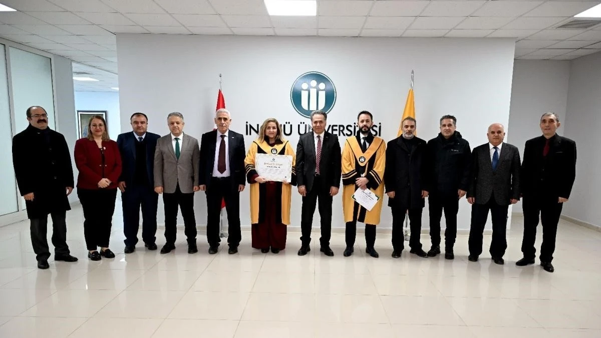 Rekt&ouml;r Akpolat unvanda y&uuml;kselen akademisyenlere c&uuml;bbelerini giydirdi
