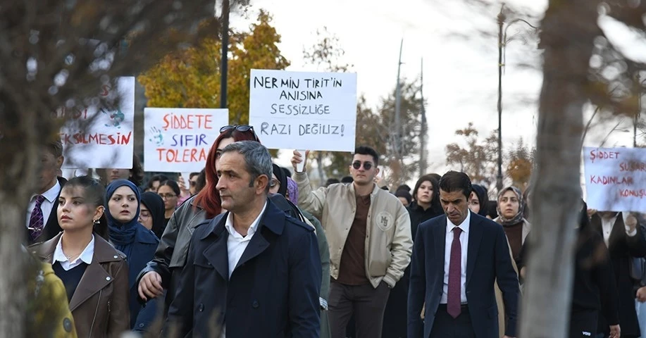 Rektör Çakmak: &quot;Kadına yönelik şiddetin hiçbir biçimi kabul edilemez&quot;
