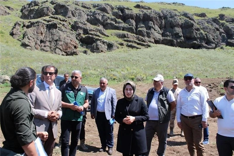 Rektör Emiroğlu, Hanak Harosman Kanyonu’nda İncelemelerde Bulundu
