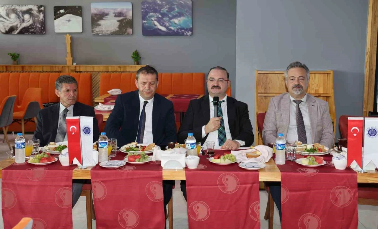 Rektör Hacımüftüoğlu okul yöneticileriyle bir araya geldi
