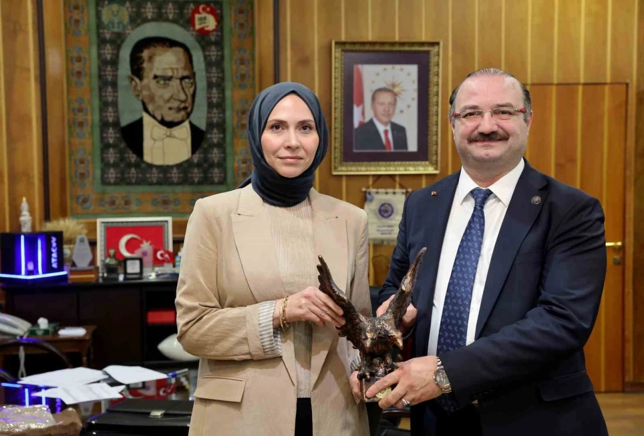 Rekt&ouml;r Hacım&uuml;ft&uuml;oğlu, T&uuml;ba-Gebip &ouml;d&uuml;l&uuml; sahibi Prof. Dr. Rabia Meryem Yılmaz&rsquo;ı ağırladı
