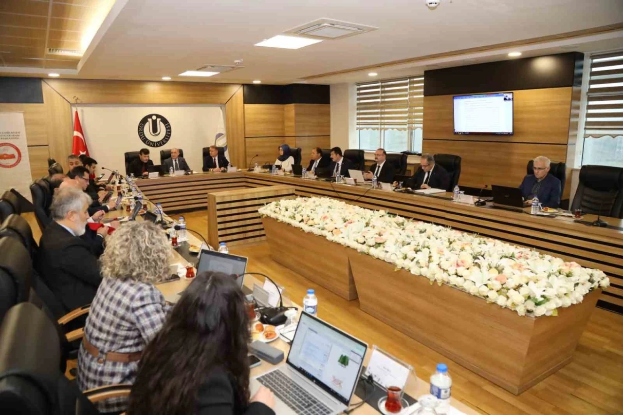 Rekt&ouml;r Hacım&uuml;ft&uuml;oğlu, &Uuml;AK y&ouml;netim kurulu toplantısına katıldı
