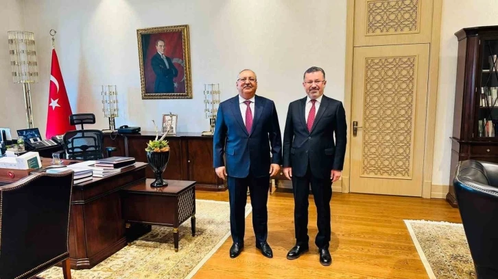 Rekt&ouml;r Kırışık, Cumhurbaşkanlığı İdari İşler Başkanı Dr. Kıratlı ile g&ouml;r&uuml;şt&uuml;
