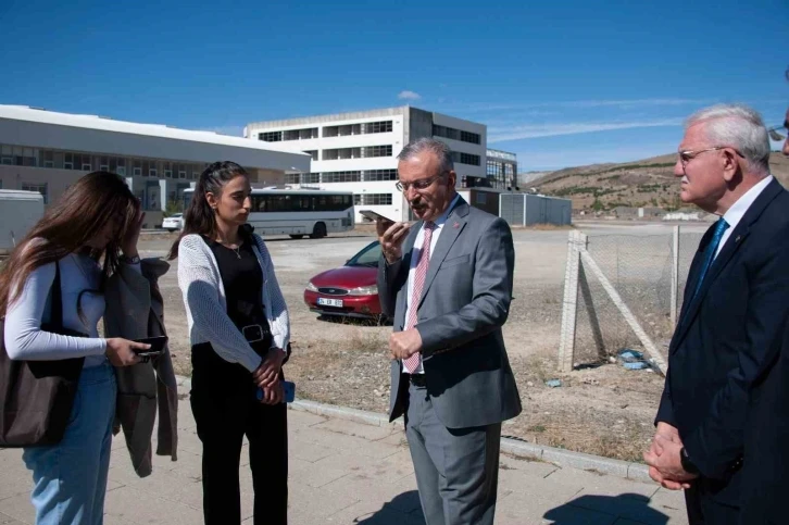 Rekt&ouml;r Levent, kamp&uuml;ste &ouml;ğrenciler ile buluştu
