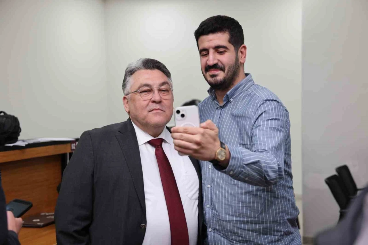 Rekt&ouml;r &Ouml;z&ouml;l&ccedil;er&rsquo;den final haftasında &ouml;ğrencilere moral ziyareti
