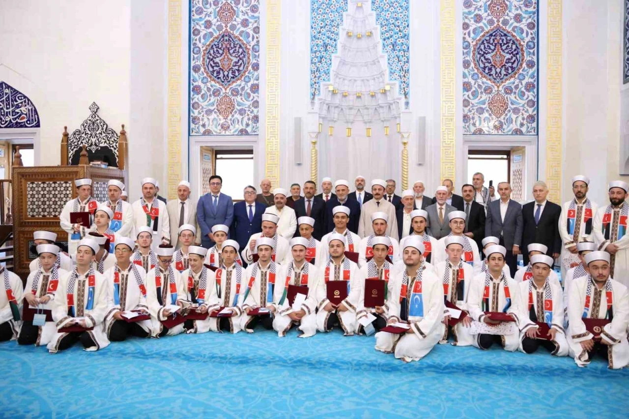 Rekt&ouml;r &Ouml;z&ouml;l&ccedil;er, Hafızlık İcazet Merasimi&rsquo;nde gen&ccedil; hafızların sevincine ortak oldu
