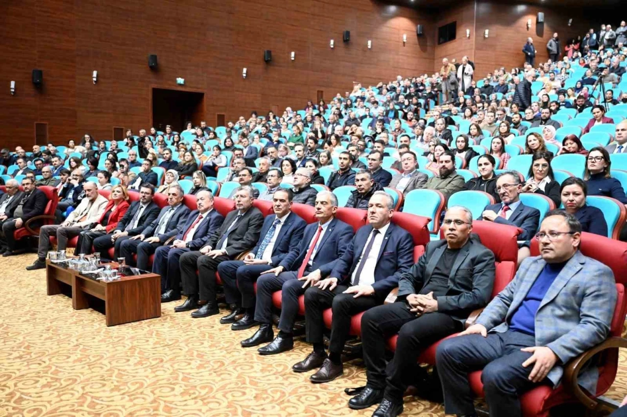 Rekt&ouml;r Prof. Dr. Demir &uuml;niversite personelleri ile bir araya geldi
