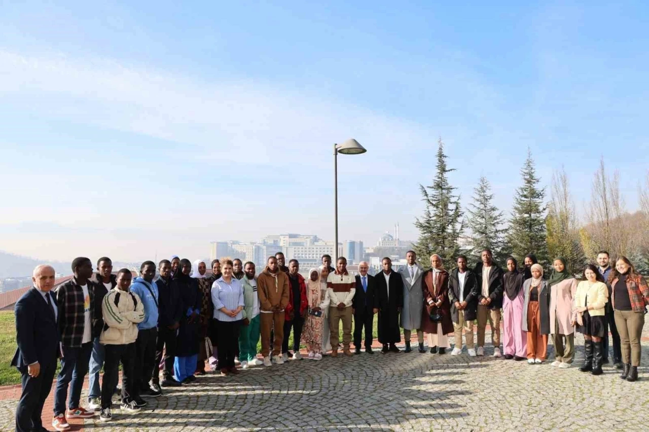 Rektör Sözbir Ruandalı öğrencilerle buluştu
