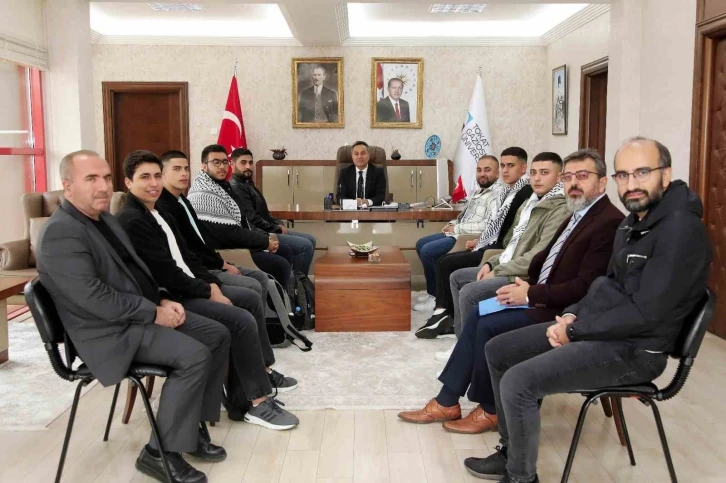 Rekt&ouml;r Yılmaz: "Hastanelere saldırılması insanlık su&ccedil;udur"
