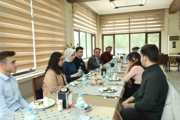 Rekt&ouml;r Yılmaz, "Yurt dışı deneyiminin, yabancı dil &ouml;ğrenmenin kazanımları olduk&ccedil;a fazladır" dedi.
