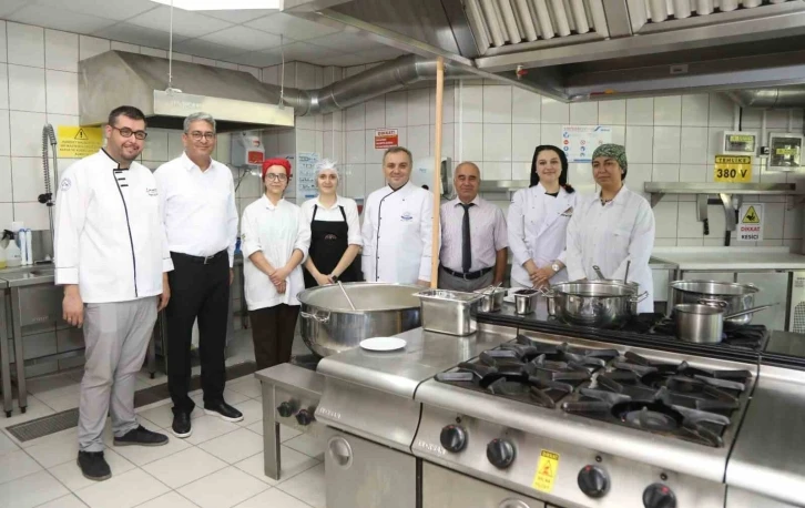 Rektörü Altun Aşure Pişirdi
