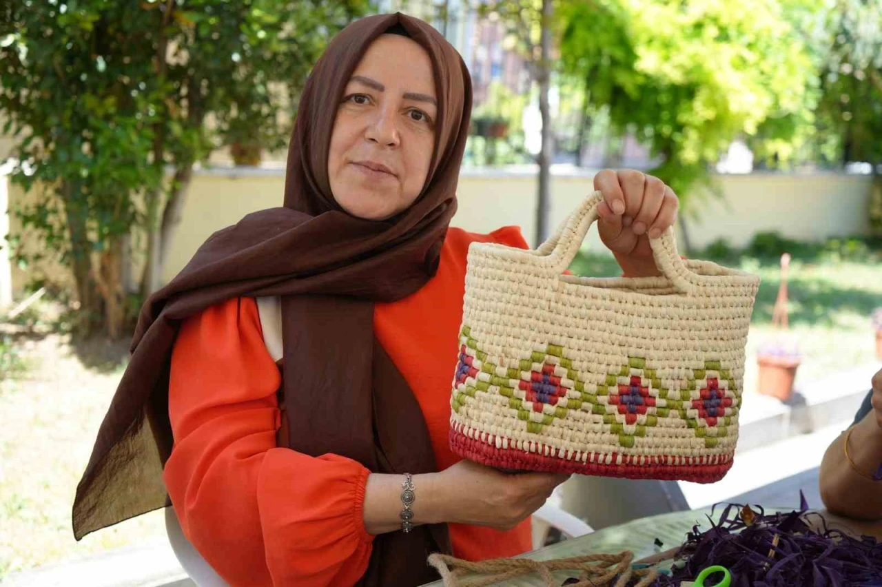 Rengarenk boyanan mısır yaprakları kadınların aksesuar eşyalarına d&ouml;n&uuml;ş&uuml;yor
