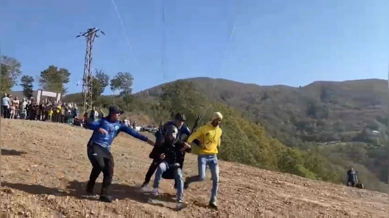 Renkli festivalde kısa süreli korku: Paraşütçü kayaya çarptı

