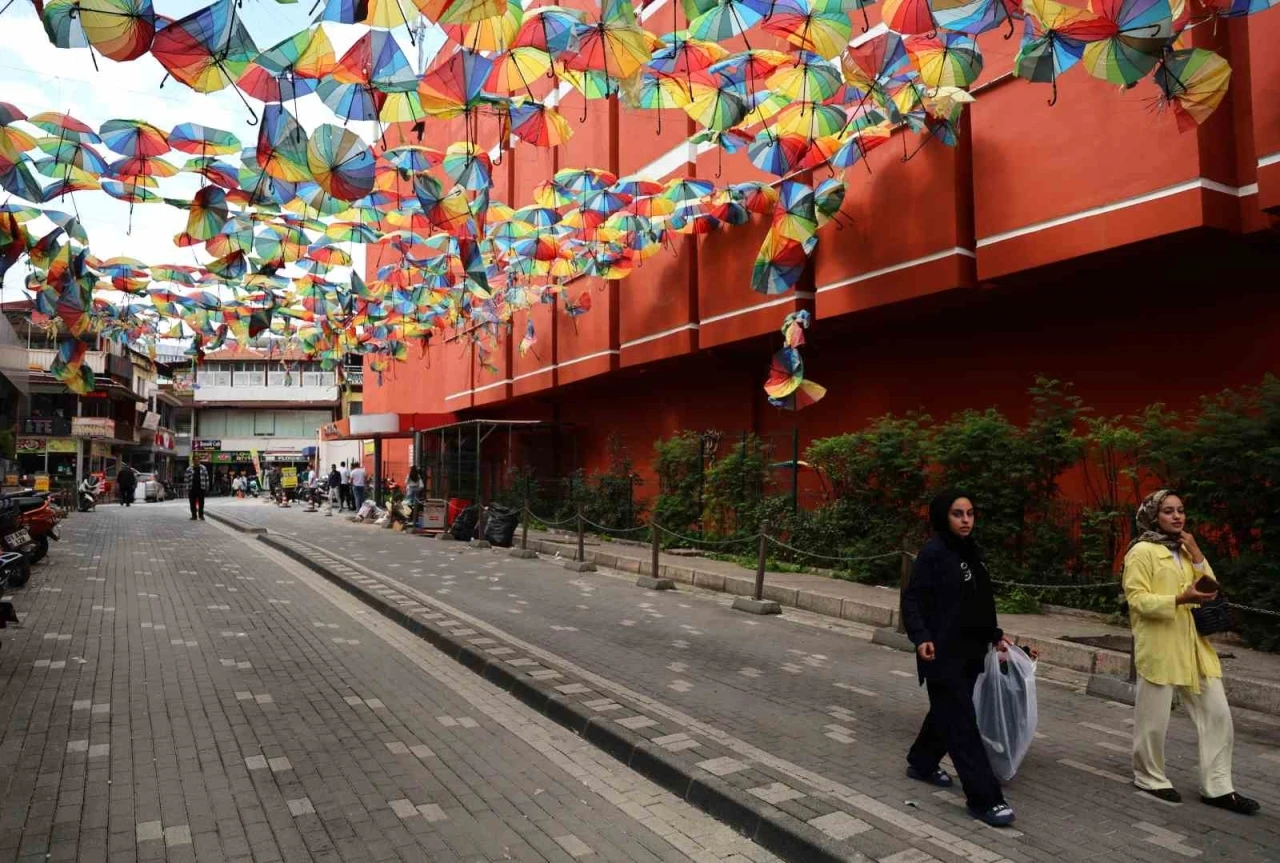Renkli şemsiyelerle kaplı sokak, harabeye d&ouml;nd&uuml;

