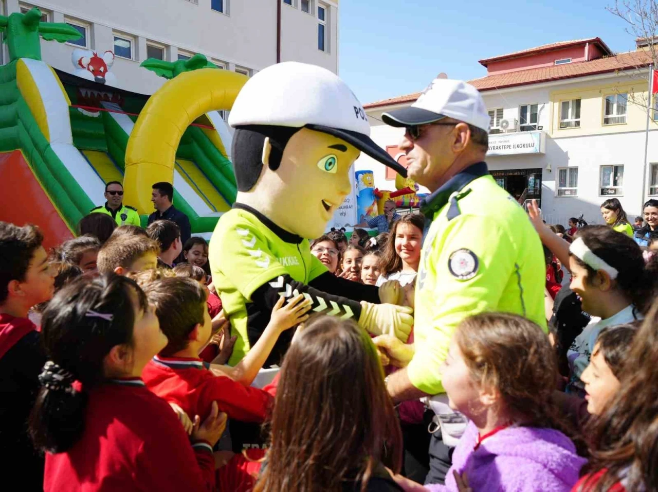 Renkli yüzler, mutlu çocuklar: Trafik bilinci eğlenceyle aşılandı
