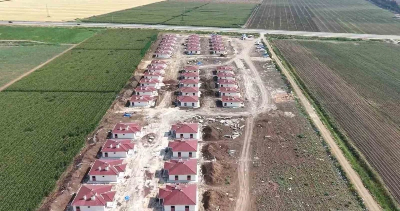 Reyhanlı’da kırsal afet konutları yükseliyor
