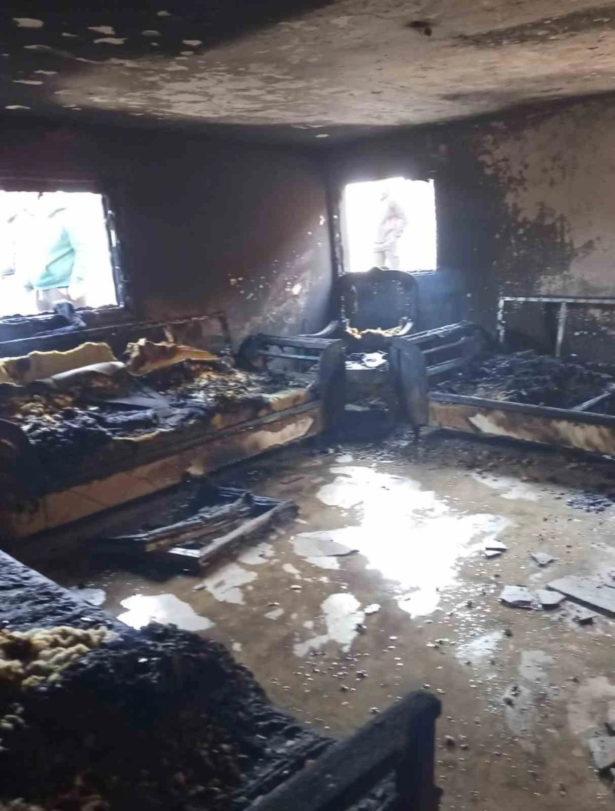 Reyhanlı&rsquo;da yanan ev kullanılmaz hale geldi
