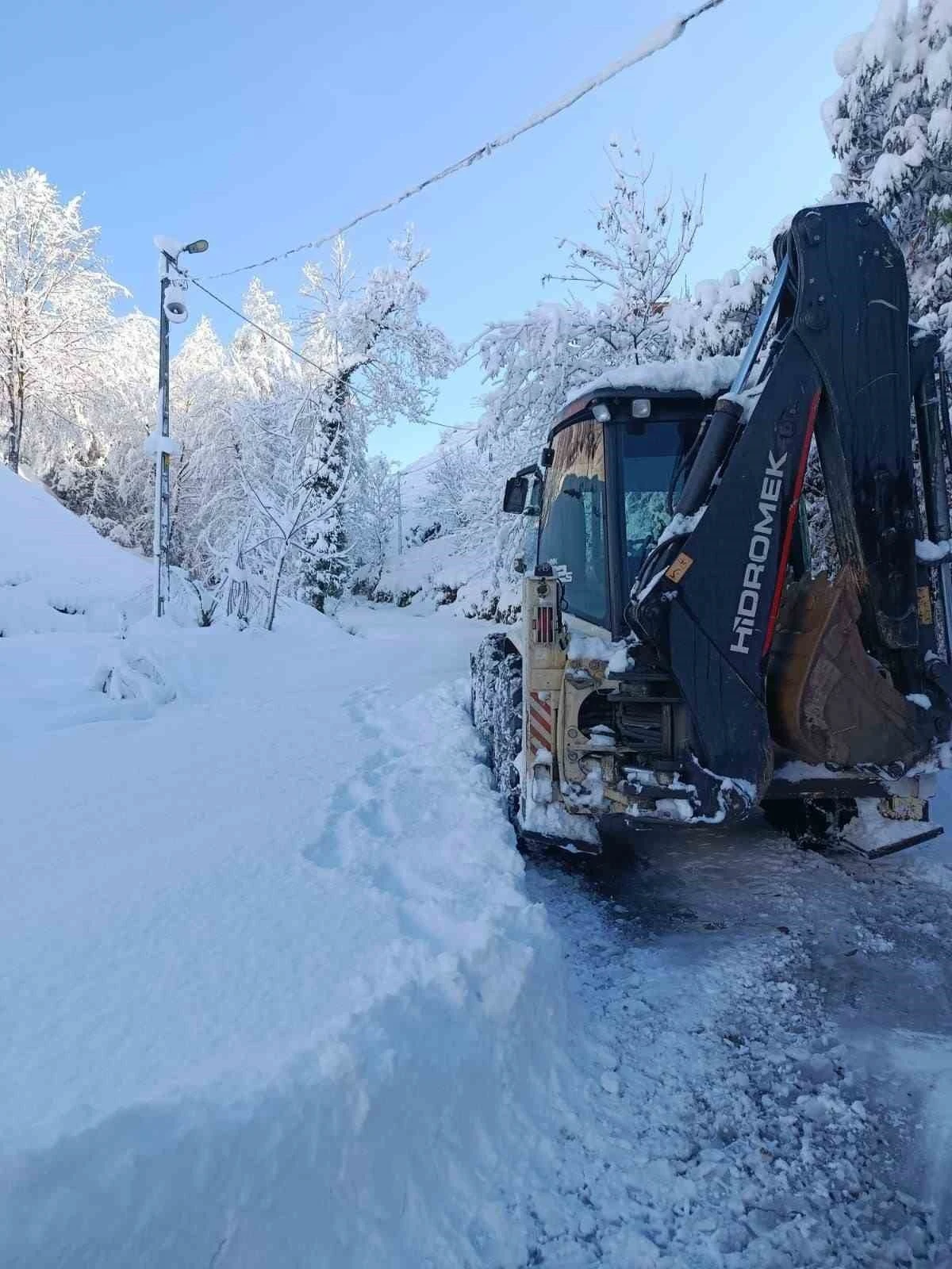 Rize&rsquo;de 16 k&ouml;y yolu kara teslim oldu
