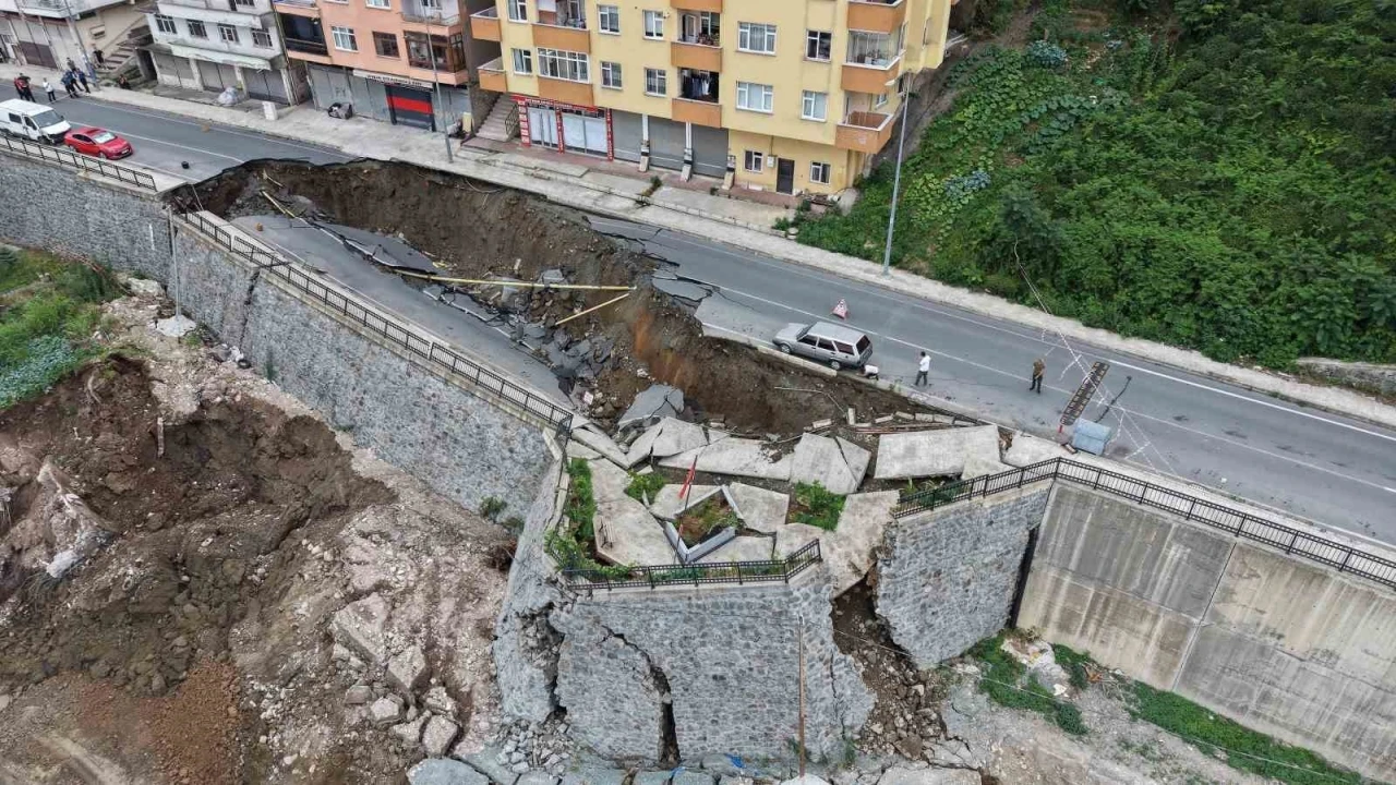 Rize&rsquo;de 2 binanın tahliyesine olan g&ouml;&ccedil;&uuml;k havadan g&ouml;r&uuml;nt&uuml;lendi
