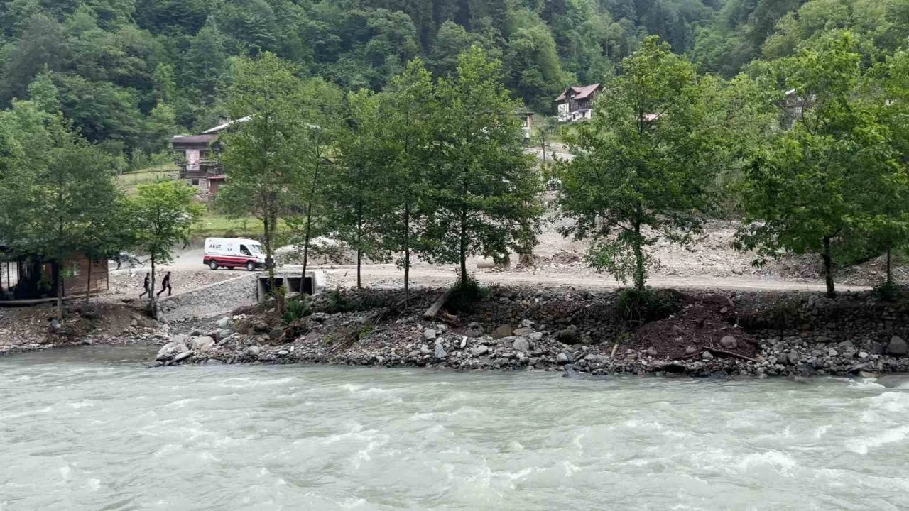 Rize&rsquo;de aranan kayıp şahıs &ouml;l&uuml; bulundu, arama &ccedil;alışmasına katılan ekibin botu devrildi, 1 personel hayatını kaybetti
