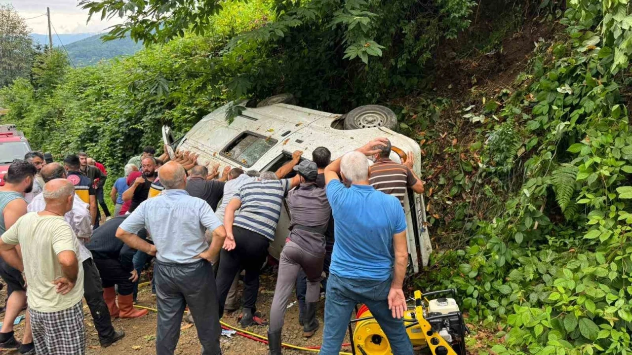 Rize’de çay toplamaya gidenleri taşıyan panelvan kaza yaptı: 2 ölü, 3 yaralı
