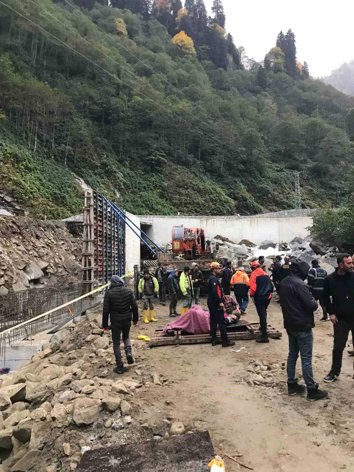 Rize’de duvar inşaatında kalıp çöktü: 5 işçi yaralı
