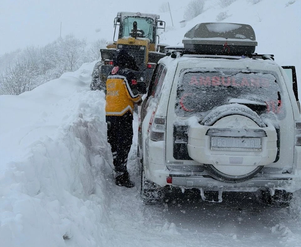 Rize&rsquo;de kar nedeniyle 31 k&ouml;y yolu ulaşıma kapandı
