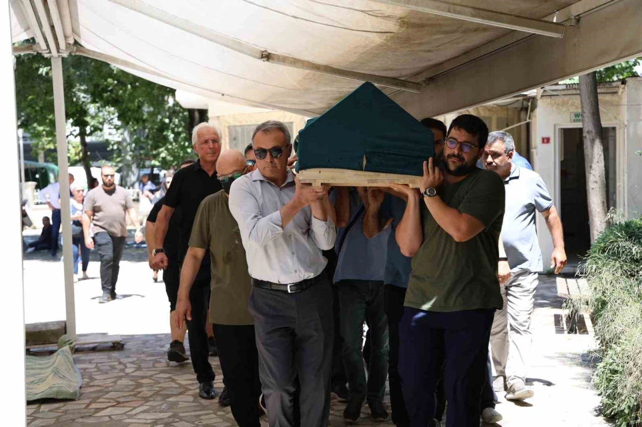 Rize’de meydana gelen uçak kazasında hayatını kaybeden pilot son yolculuğuna uğurlandı
