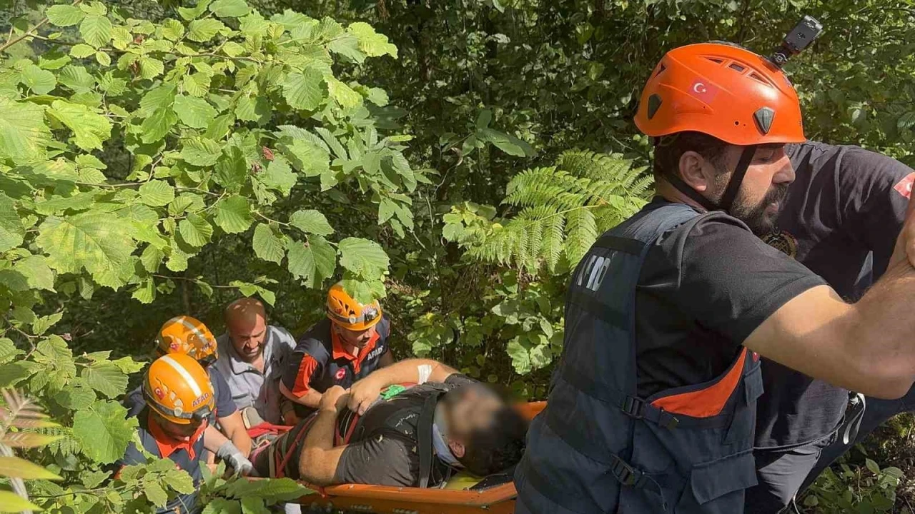 Rize&rsquo;de u&ccedil;uruma yuvarlanan iş makinesinin operat&ouml;r&uuml; yaralandı

