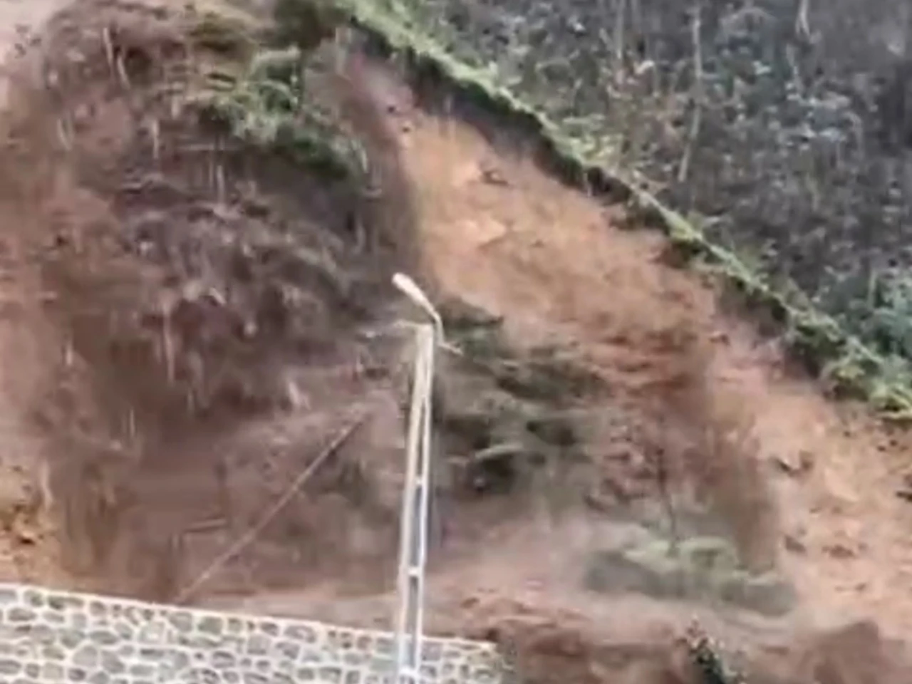 Rize&rsquo;de yağmur heyelana yol a&ccedil;tı
