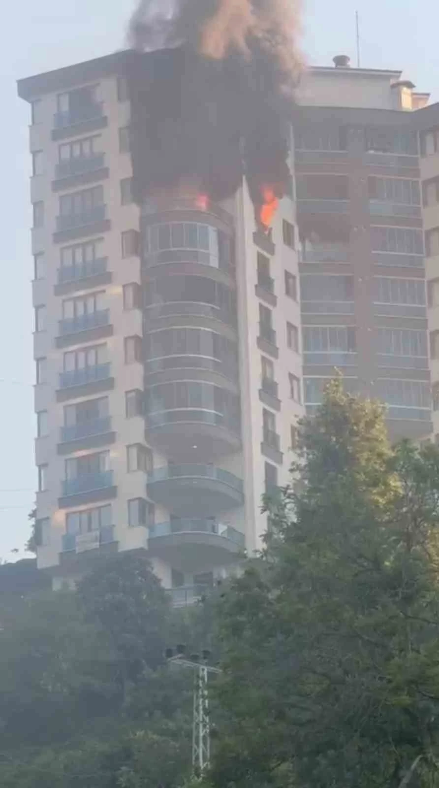 Rize&rsquo;de yangın &ccedil;ıkan ev kullanılamaz hale geldi
