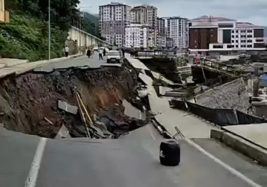 Rize&rsquo;de yol &ccedil;&ouml;kt&uuml;, 2 bina tedbir ama&ccedil;lı tahliye edildi
