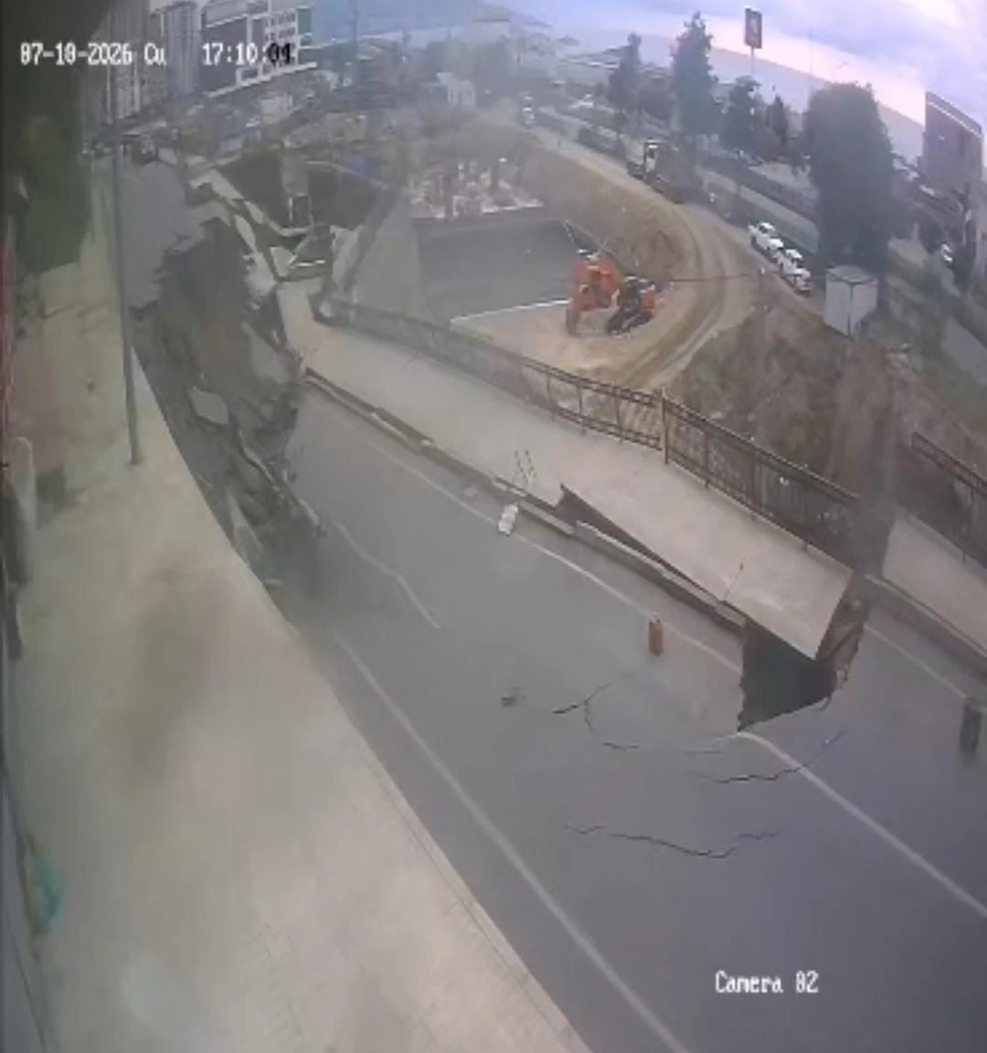 Rize&rsquo;de yolun &ccedil;&ouml;kme anı g&uuml;venlik kamerasına yansıdı
